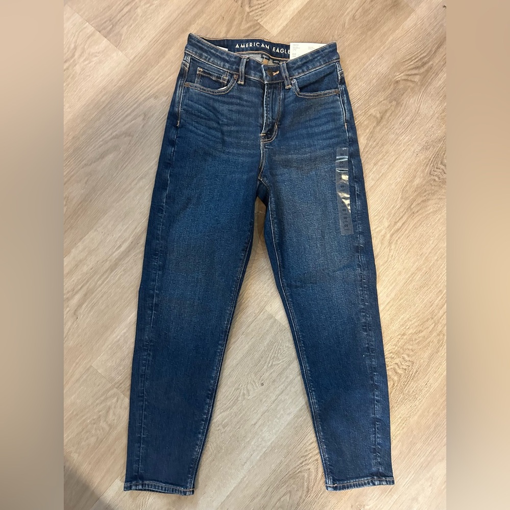 American Eagle Outfitters Mom Jean Medium Wash Stretch No. 4682
